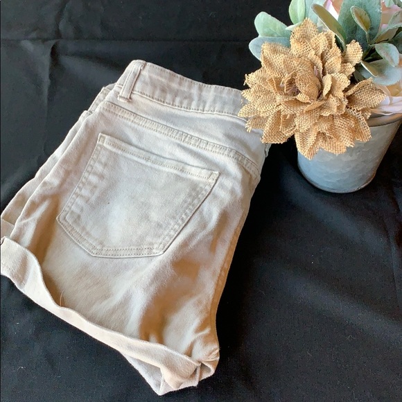 🦋 3/$20 Basic Light Tan Shorts - Picture 2 of 5
